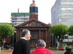 Anderson&Helena em frente à Catedral de Puerto Montt