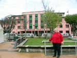 Helena em frente à sede do governo da Província Puerto Montt