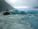 Um dos botes de apoio do navio Skorpios II navegando entre o gelo do Glacial San Rafael