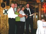 O grupo de australianos fazendo uma apresenta&ccedil;&atilde;o durante o jantar de gala no navio Skorpios II